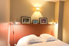 Les-Meubles-de-Madeleine-Appartement-SAINT_HONORE-chambre-tete_de_lit_rose