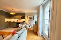 Les-Meubles-de-Madeleine-Appartement-SAINT_HONORE-salon-cuisne-fenetre
