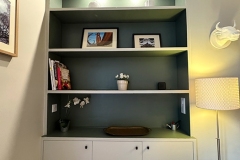 Les-Meubles-de-Madeleine-Appartement-SAINT_HONORE-salon-etageres-zoom