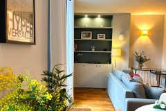 Les-Meubles-de-Madeleine-Appartement-SAINT_HONORE-salon-etageres