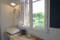 LesMeublesdeMadeleine-Appartement-CHARTON-Vue-degagee-depuis-la-salle-de-bains-18